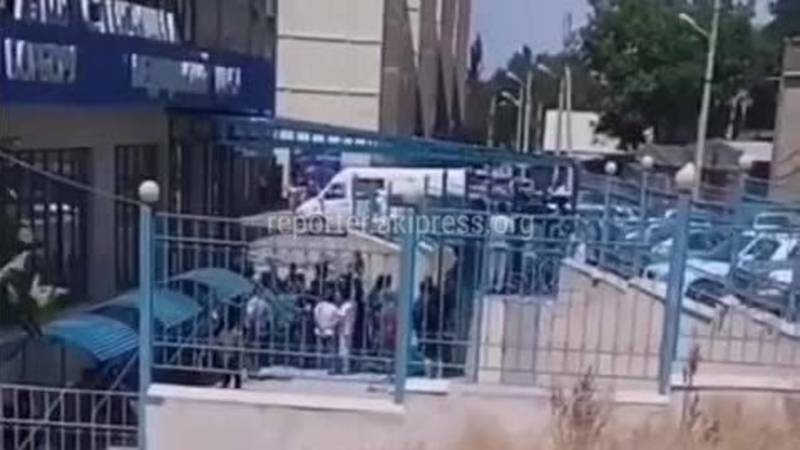 Бишкекчанин снял на видео очередь на рентген