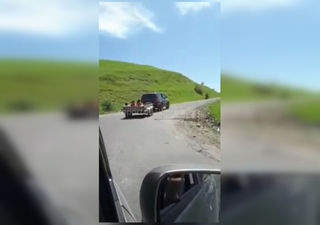 На автодороге Жалал-Абад—Кок-Жангак дети ехали в прицепе машины (видео)