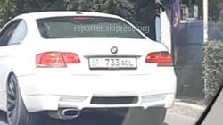BMW 325 со штрафами в 14,5 тыс. сомов припаркована в неположенном месте. Фото очевидца