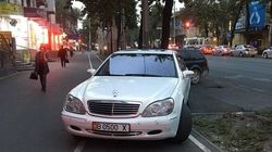 Водитель припарковал свой «Мерседес S500» на велодорожке
