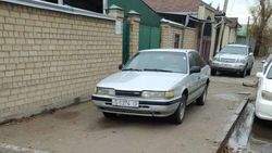 На ул.Дзержинского «Мазда» и «Тойота» припаркованы на тротуаре. Фото