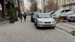 Honda и Toyota припаркованы на тротуаре Исанова. Фото