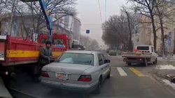 Mersedec E280 создал аварийную ситуацию на Киевской, - горожанин