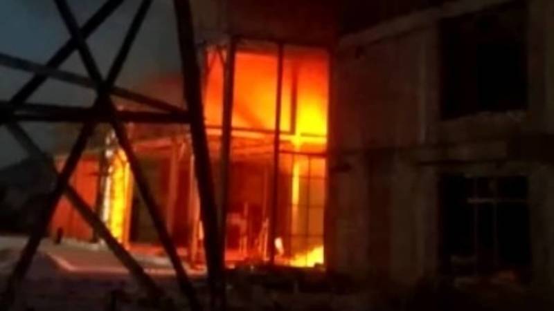 На стройке возле караоке 40х40 произошел пожар. Видео очевидца