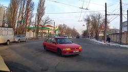 «Мицубиси» на Горького создал аварийную ситуацию. Видео «Мицубиси» на Горького создал аварийную ситуацию. Видео