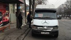 Водитель маршрутки №355 припарковался на остановке и ушел, - очевидец Водитель маршрутки №355 припарковался на остановке и ушел, - очевидец