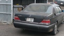 «Мерседес S500» припарковался, перекрыв мусорные контейнеры. Фото