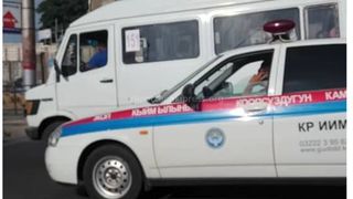 Видео — В Оше сотрудник УОБДД за рулем разговаривал по телефону