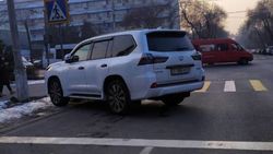 «Лексус» припаркован на проезжей части на Токтогула. Фото
