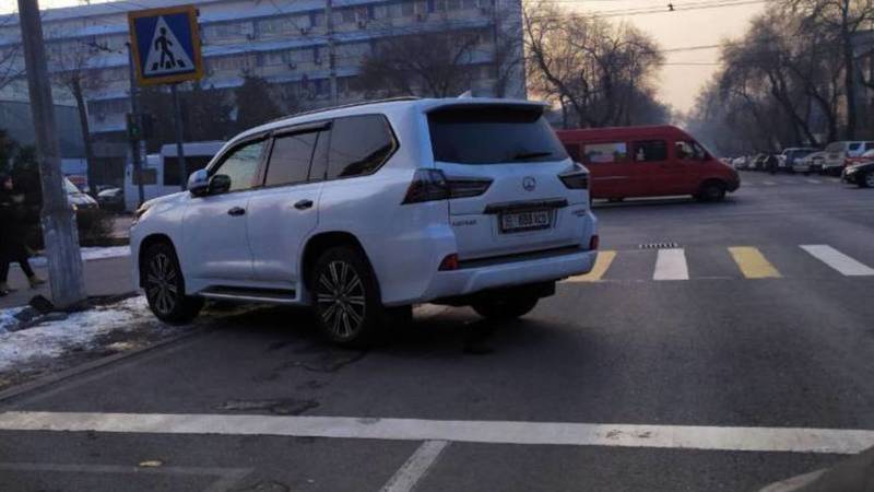 «Лексус» припаркован на проезжей части на Токтогула. Фото