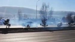 «Мерседес» дрифтует на Южной магистрали, заблокировав проезд. Видео