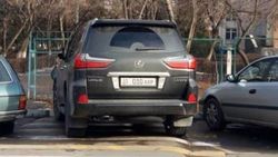 Lexus LX 570, у которого 91 тыс. сомов штрафов в Carcheck, припаркован на «зебре». Фото Lexus LX 570, у которого 91 тыс. сомов штрафов в Carcheck, припаркован на «зебре». Фото