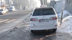 Возле рынка Баят таксисты паркуются на тротуаре. Фото горожанина Валерия Возле рынка Баят таксисты паркуются на тротуаре. Фото горожанина Валерия