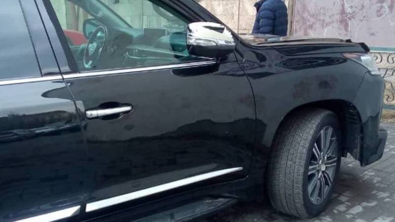 Lexus LX 570 припаркован на тротуаре. Фото