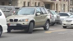 BMW X5 припарковали на зебре. Фото