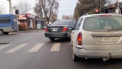 В Токмоке на базаре водители паркуются в неположенном месте. Фото местной жительницы