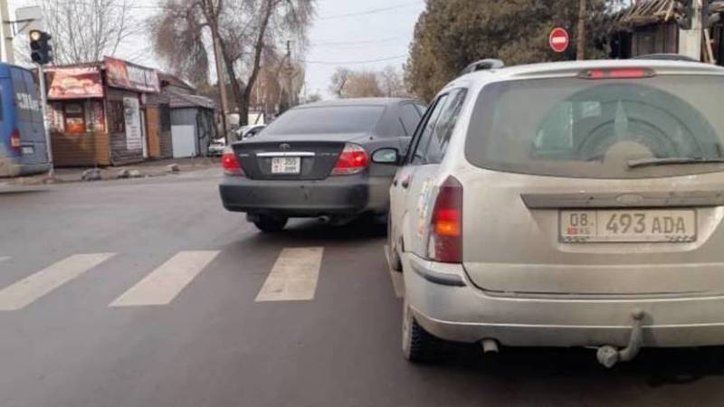 В Токмоке на базаре водители паркуются в неположенном месте. Фото местной жительницы