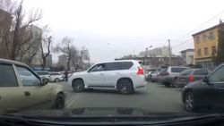 Один развернулся через двойную сплошную, другой выехал на встречку. Видео очевидца