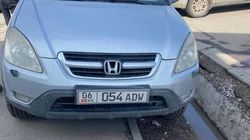 «Хонда» припаркована на тротуаре на ул.Патриса Лумумбы. Фото