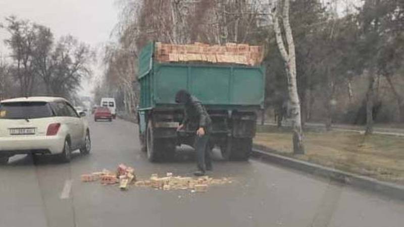 На ул.Каралаева из грузовика выпали кирпичи. Видео