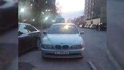 Водитель «БМВ» оставил машину, перекрыв тротуар