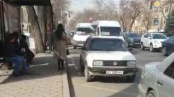 «Камри», «Джетта» и «Хонда» припаркованы на остановке. Фото горожанки