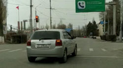 В Нарыне «Тойота» проехала на красный. Видео