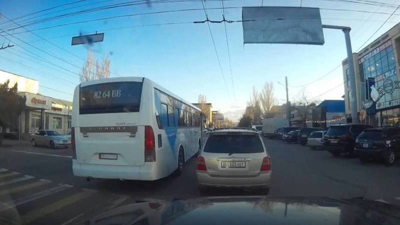Автобус аэропорта «Манас» ездит с госномером от легкового автомобиля. Фото