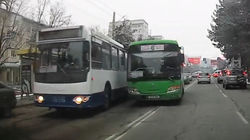 Автобус №6 выехал на встречку на Юнусалиева. Видео