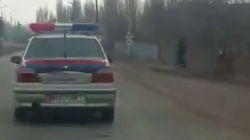 Машина МВД едет с превышением скорости в населенном пункте. Видео