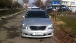 «Тойота» с абхазскими номерами припаркована на тротуаре. Фото