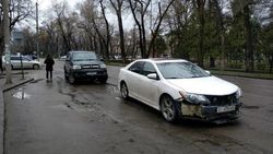 Две «Тойоты» припарковались, заблокировав подъезд к остановке для маршруток и автобусов. Фото горожанина