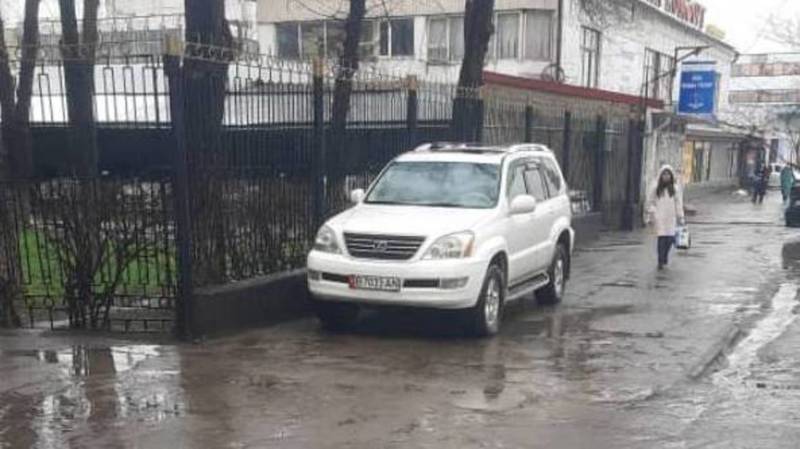«Лексус» припаркован на тротуаре возле Свердловского райсуда. Фото горожанина