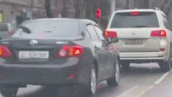 «Крузак», «Тойота» и BMW 540 едут по встречке на Московской. Видео