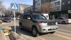 «Секвойя» припаркована на зебре. Фото