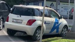 Машина стройкомпании «Авангард Стиль» припаркована на газоне. Фото горожанина