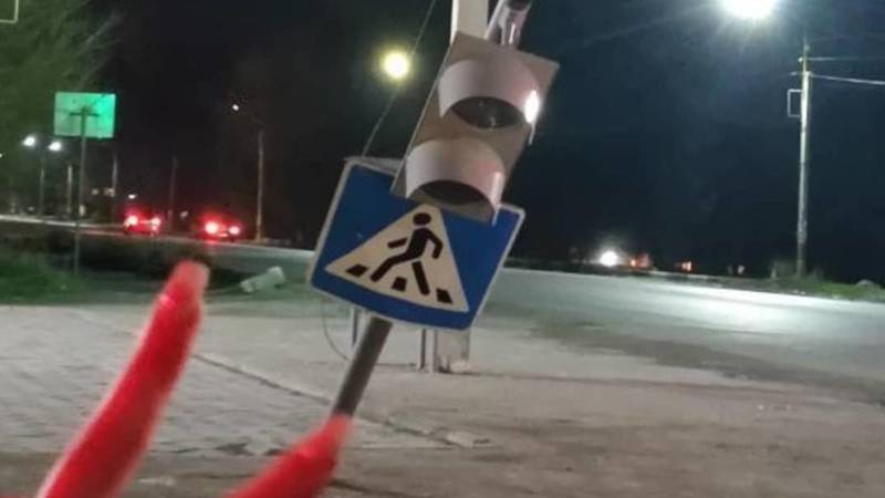 В Новопокровке накренился светофор. Фото