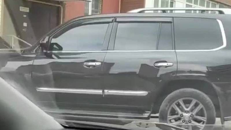 В Бишкеке замечен полностью тонированный Lexus LX 570. Фото