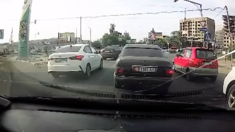 На Баха 4 машины выехали на встречку. Видео
