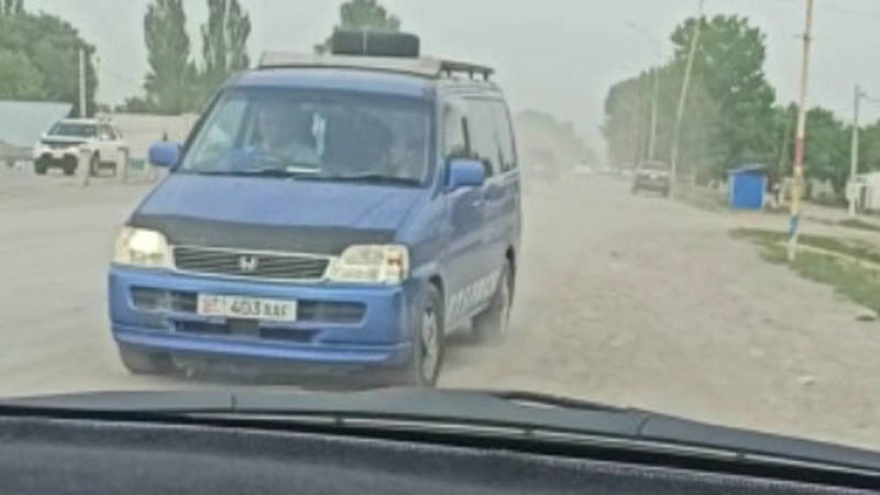 «Степвагон» едет по встречке возле авторынка. Видео