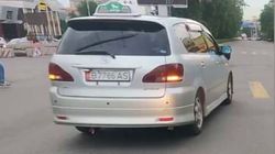 Машина Jorgо Taxi, у которой 27 тыс. сомов штрафов, проехала на красный. Видео