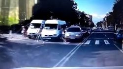 Lexus RX 300 едва не сбил девушку на зебре. Видео