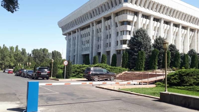 У Белого дома установили шлагбаум. Фото