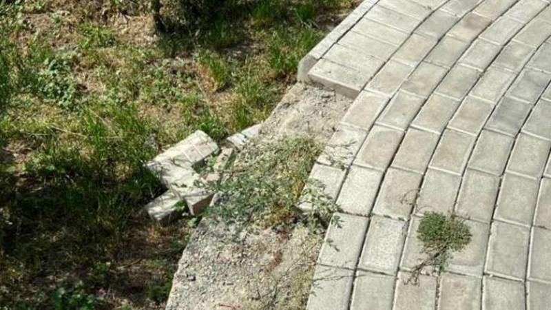 Визитная карточка Джала в плачевном состоянии. Фото горожанина