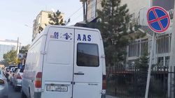Около «Космопарка» паркуются у знака «Парковка запрещена». Фото