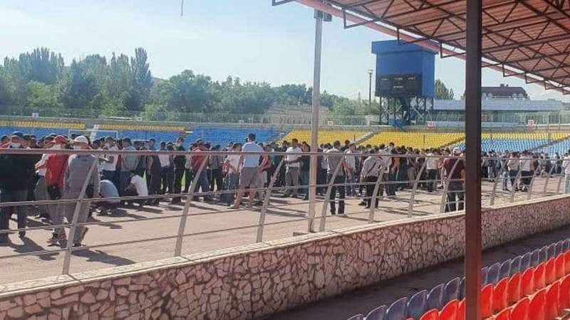 На стадионе «Спартак» собрались сотни молодых людей. Фото