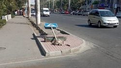 На Ахунбаева упал дорожный знак. Фото На Ахунбаева упал дорожный знак. Фото