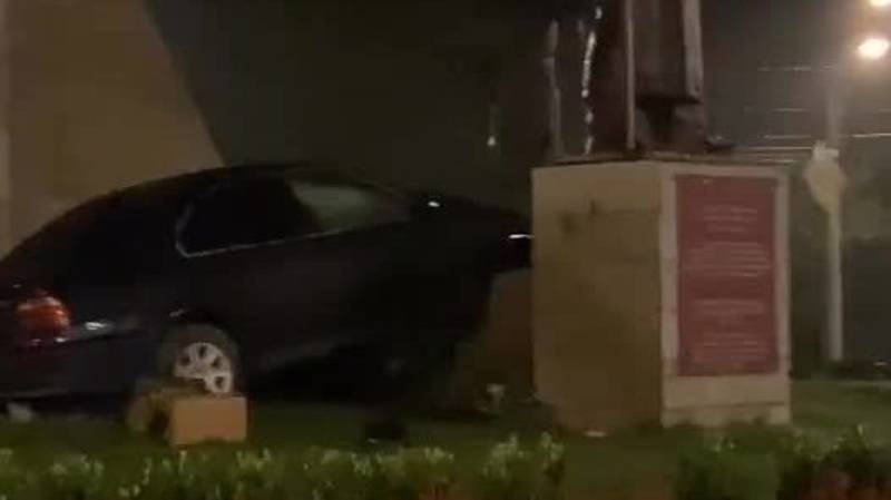 БМВ влетел в памятник Барсбеку. Видео