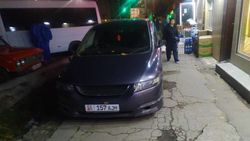 «Хонда» припаркована на тротуаре. Фото