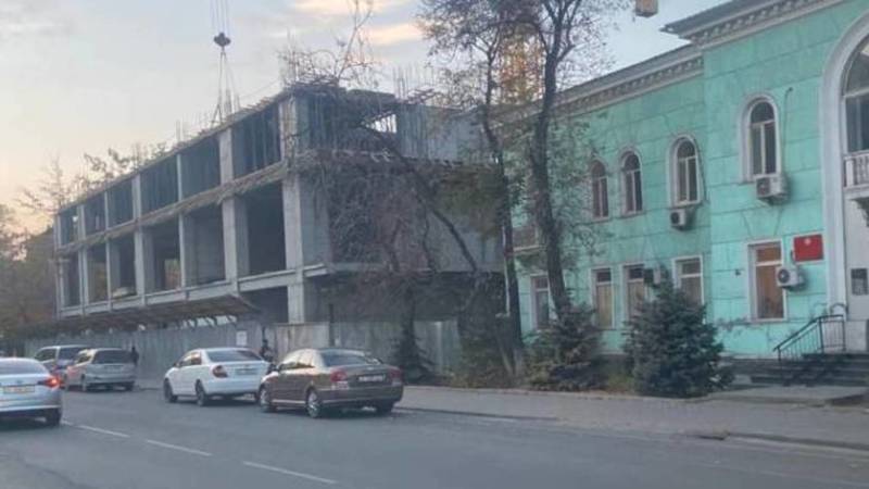 Законно ли на Раззакова идет строительство? Фото горожанина